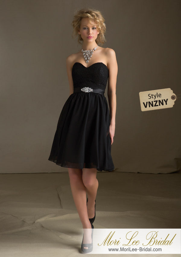 Vestido sin tirantes cuenta con encaje de moda para un look elegante y formal. Un cinturón tonal en la cintura brilla con un brillante broche. VNZNY*
