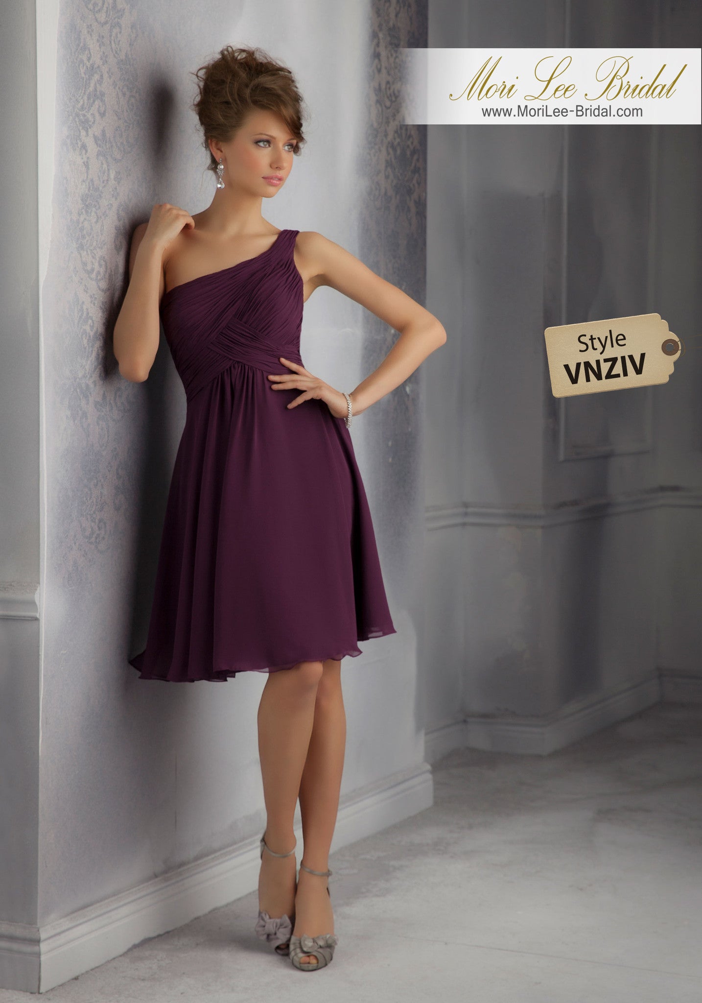 Vestido de dama de honor de gasa drapeado y fruncido asimétricamente a un hombro. Diseñado por Madeline Gardner. VNZIV*