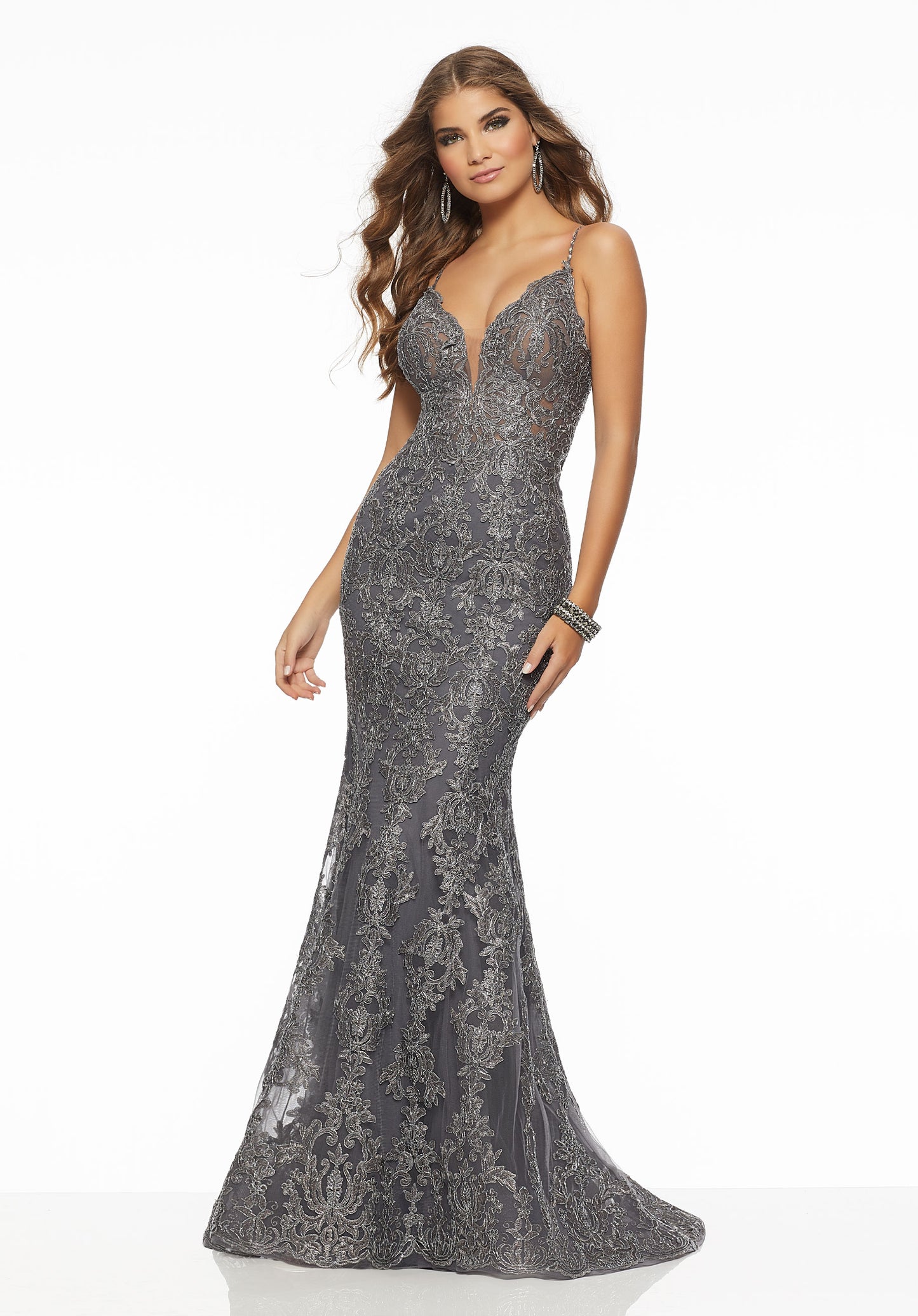 Vestido sexy de encaje metálico en toda la prenda, acentuado con tirantes de cuentas y malla en V profunda. Un ojo de cerradura en la parte posterior completa el look. IVZVF*