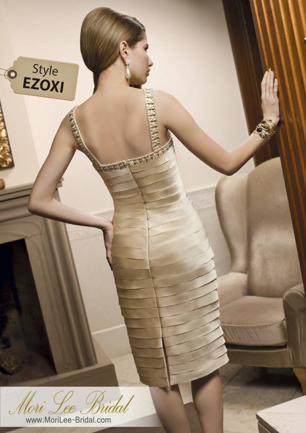 Bello vestido hasta la rodilla con tiras y saco. Los detalles horizontales le dan un perfil glamoroso además de bordes de cuentas recorren el escote y tirantes. EZOXI*