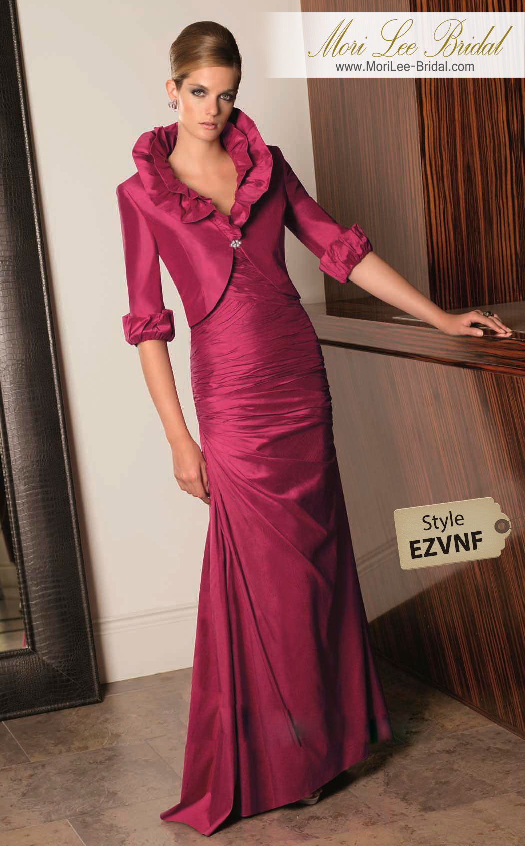 Vestido corto de shantung sin tirantes con cuerpo texturizado. Chaqueta de manga tres cuartos a juego con escote de volantes y delantero. EZVNF*