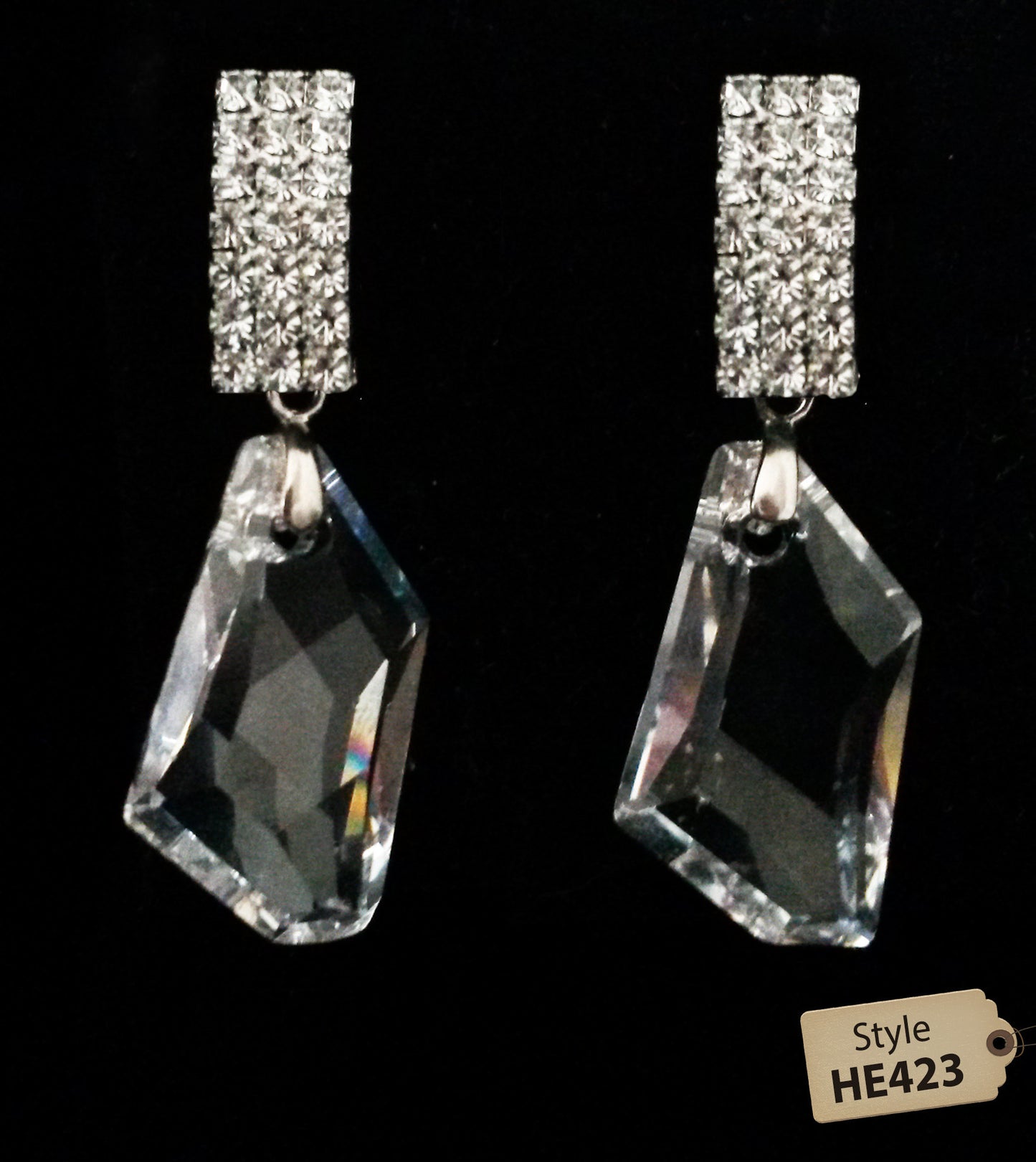Aretes con pedrería para novia en forma irregular con detalle rectangular que lleva mini pedrería.