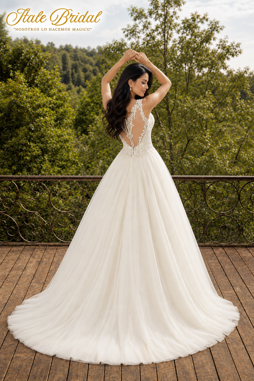 Vestido de novia corte princesa con encaje floral y espalda cerrada con detalles de transparencias.