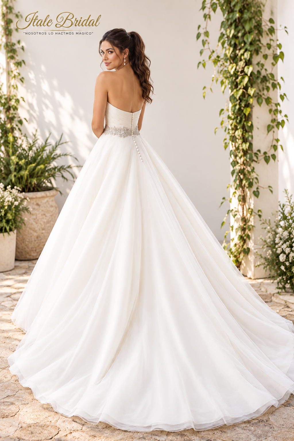 Vestido de novia corte princesa con corsé drapeado de tul, strapple, cinturón joya y falda vaporosa.