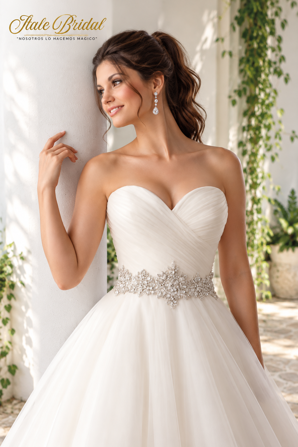 Vestido de novia corte princesa con corsé drapeado, escote corazón, cinturón joya y falda vaporosa.