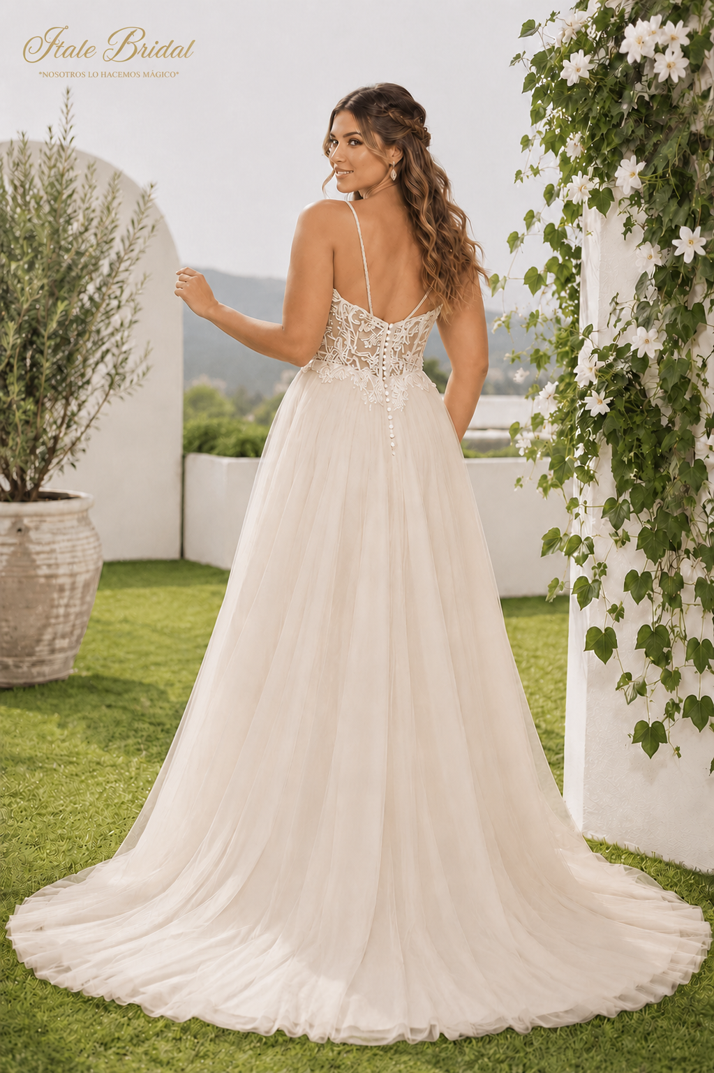 Vestido de novia corte A con encaje floral bordado y espalda descubierta con tirantes finos.