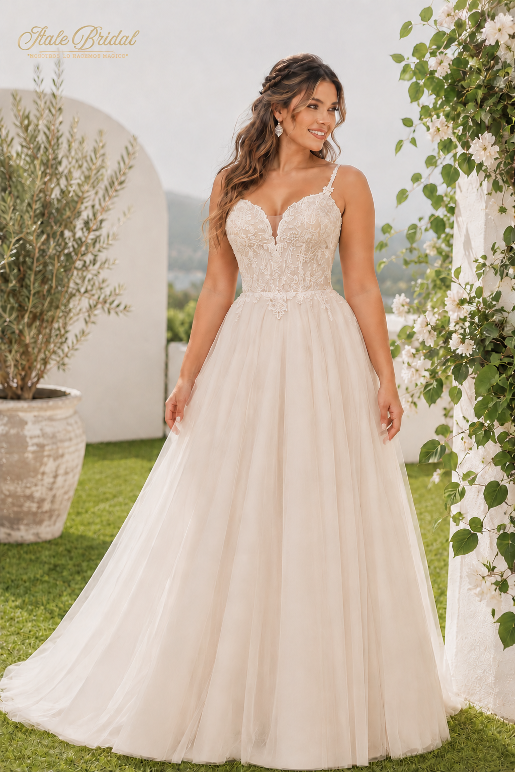 Vestido de novia corte A con encaje floral bordado y escote corazón con tirantes delicados.