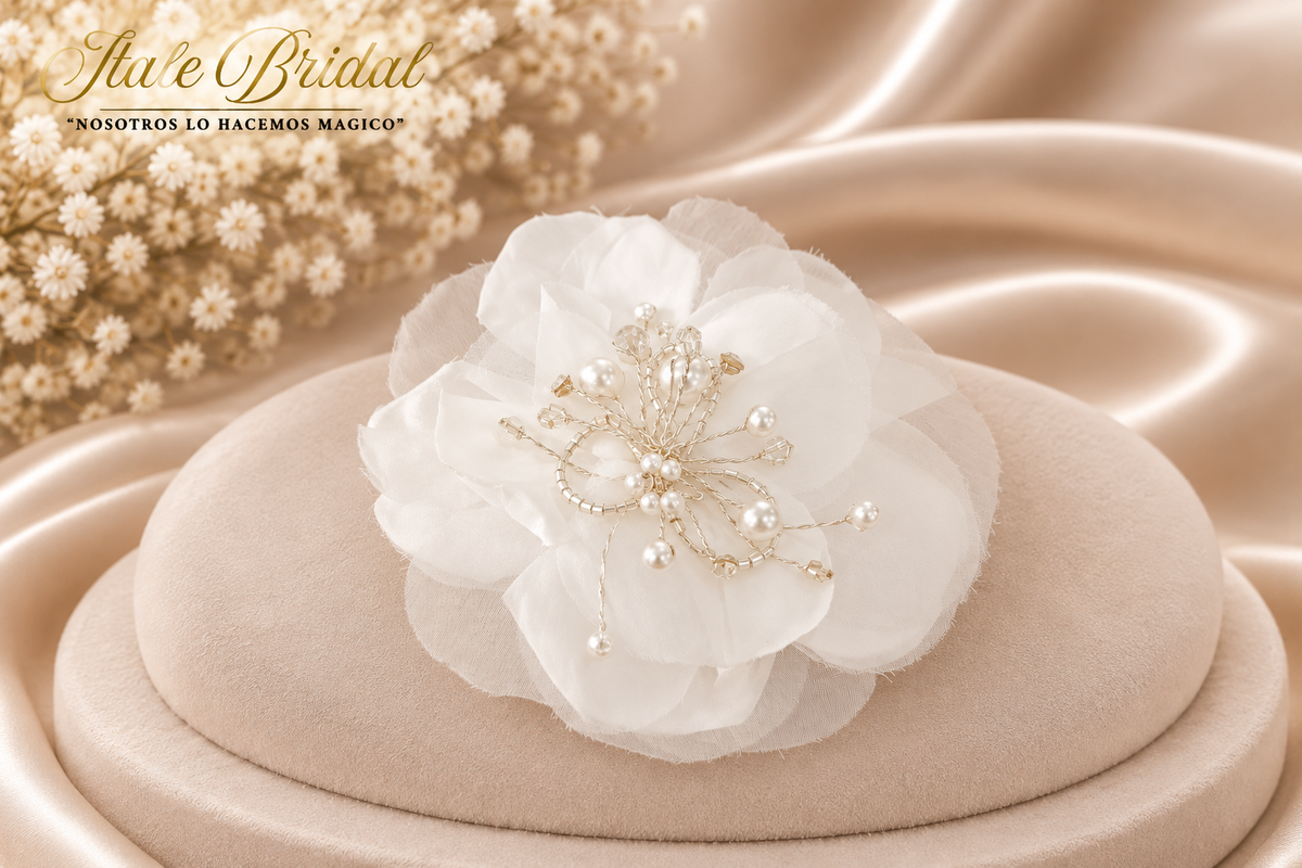 TOCADO FLOR CON PEDRERIA EN BLANCO