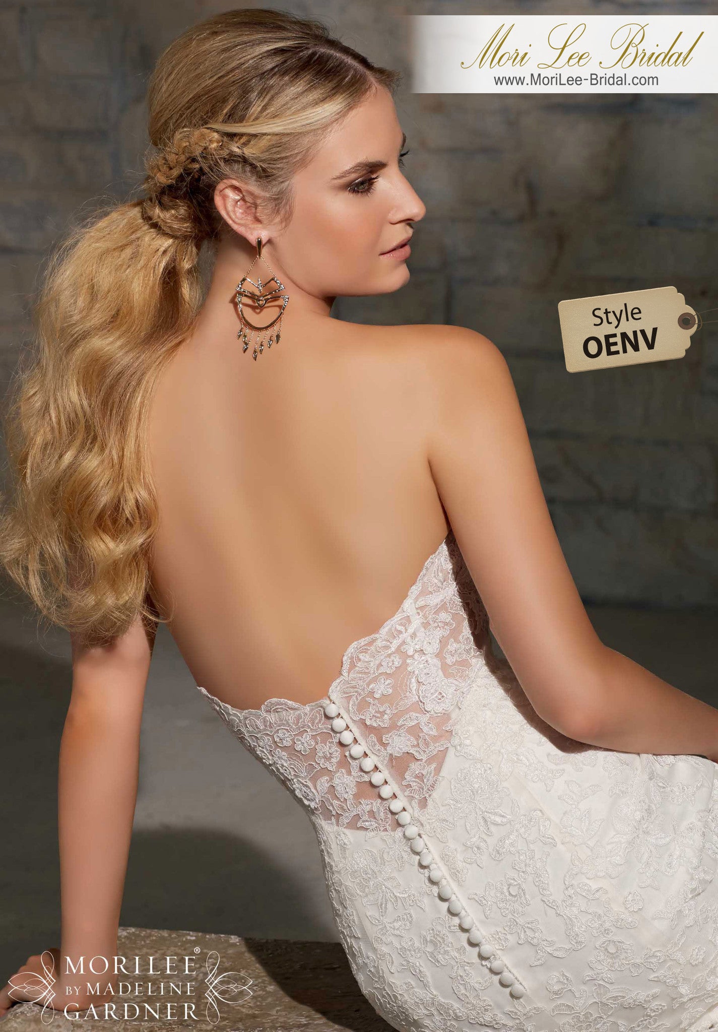 Elegante vestido de novia con encaje Alencon. Detalles sutiles como los bordes festoneados alrededor del escote y la ilusión en la espalda. OENV*