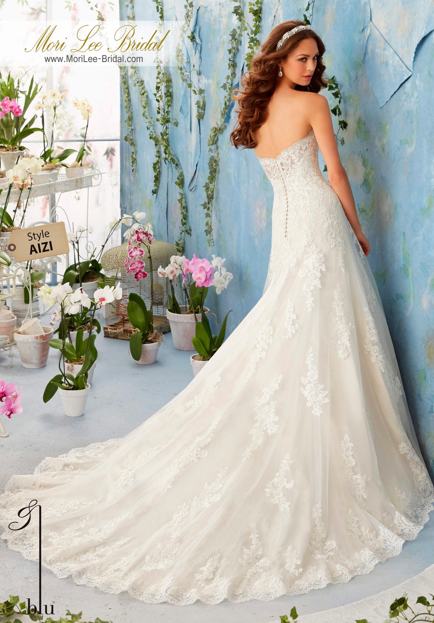 Vestido de novia con aplicaciones de encaje bordado. Aplicaciones de encaje bordadas, decoran el vestido de net con dobladillo festoneado sobre satén suave. AIZI*