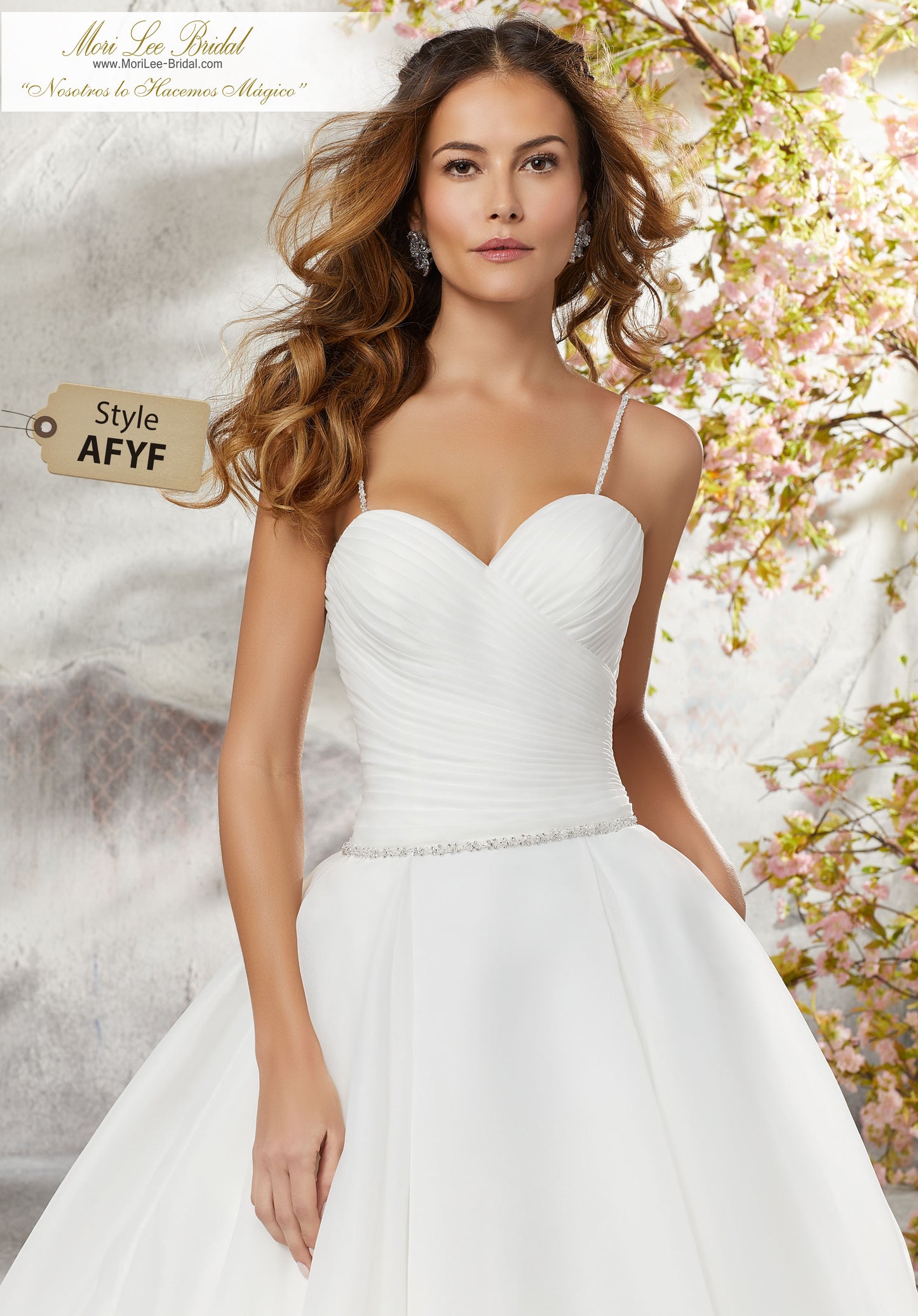 Vestido de novia Laurissa es simplemente elegante, este vestido drapeado de organza presenta una falda con pliegues y tirantes finos con delicadas cuentas AFYF*