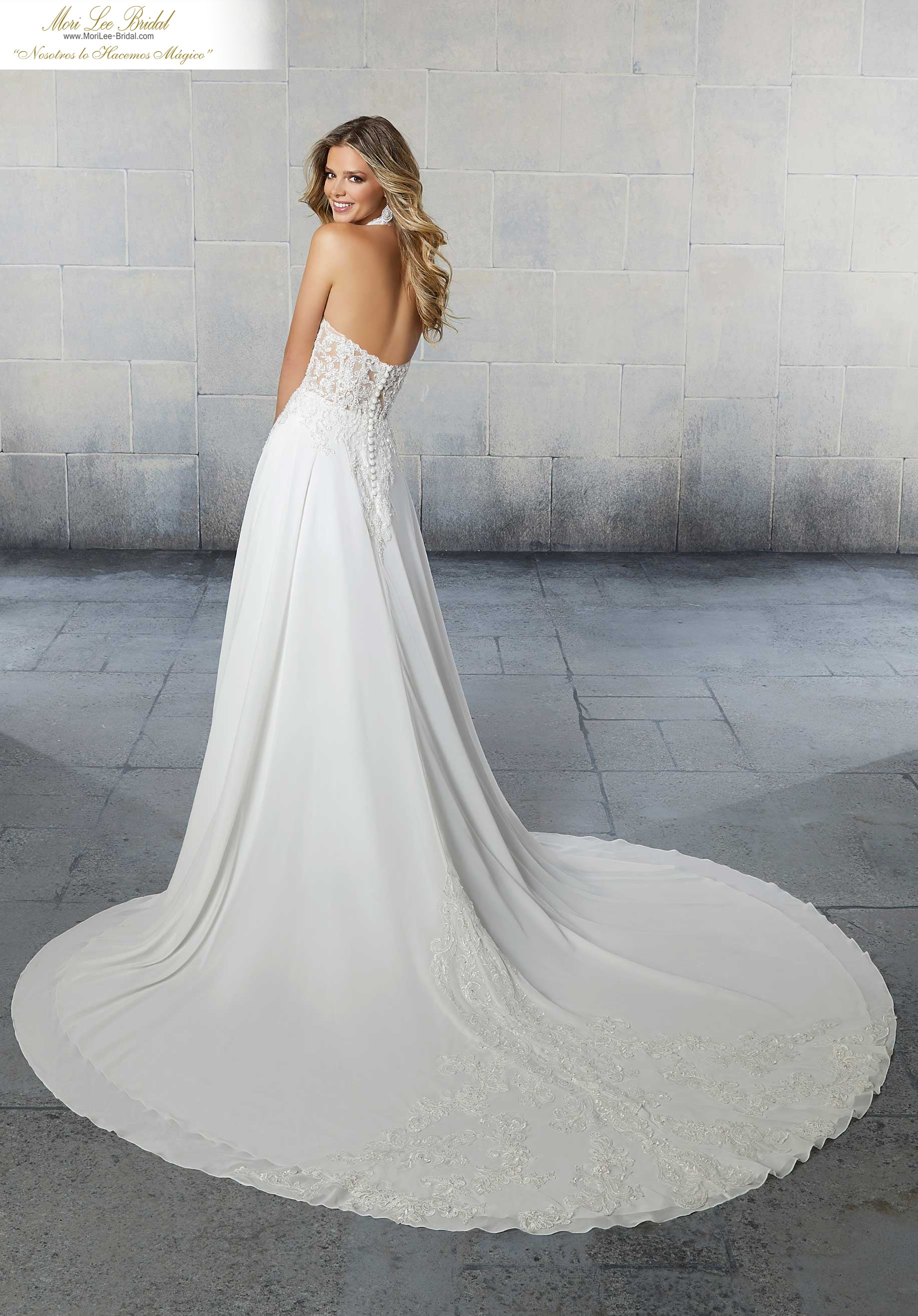 Vestido de novia Sierra presenta aplicaciones de encaje de alençon con cuentas de cristal en una falda de gasa de una línea A que fluye. FYOI*