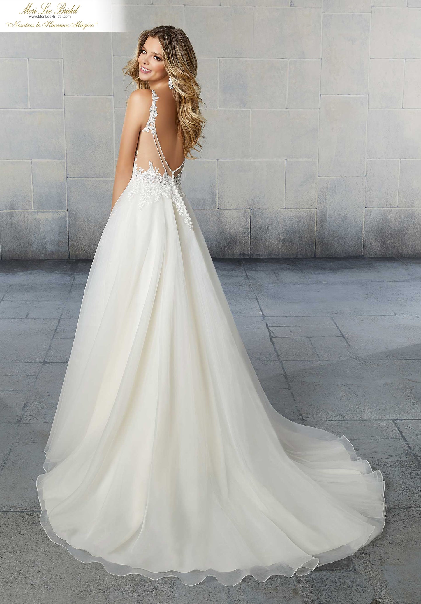 Vestido de novia Sybil presenta bordados con cuentas de cristal y tiras aplicadas en un vestido de organza con transparencia en el escote de la espalda con bordes de cristal.  FYOF*