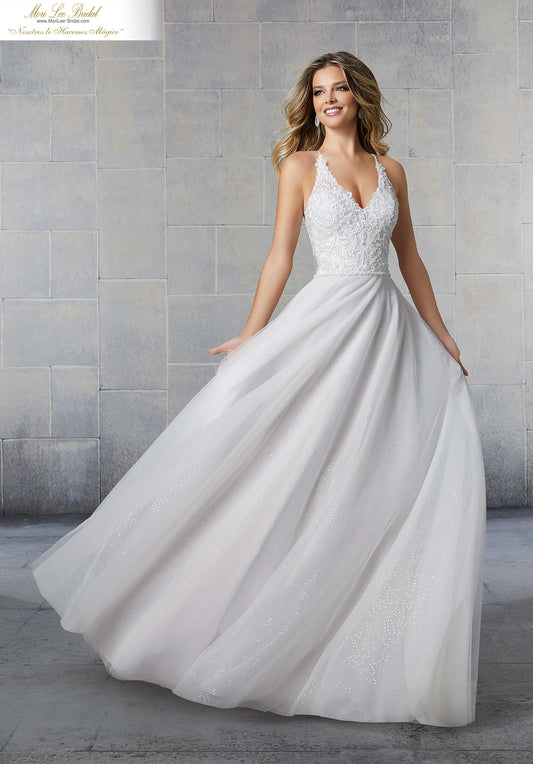 Vestido de novia Starla presenta bordados con cuentas de cristal y perlas, con un ribete en la cintura con brillo y lentejuelas. FYOL*