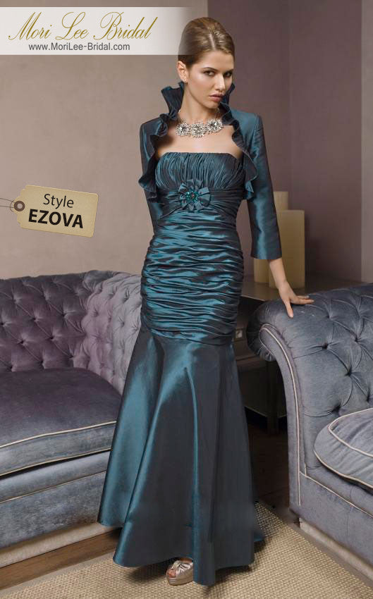 Romántico vestido con fruncido estilo sirena, con bolero de volantes sobre este elegante vestido sirena. EZOVA*