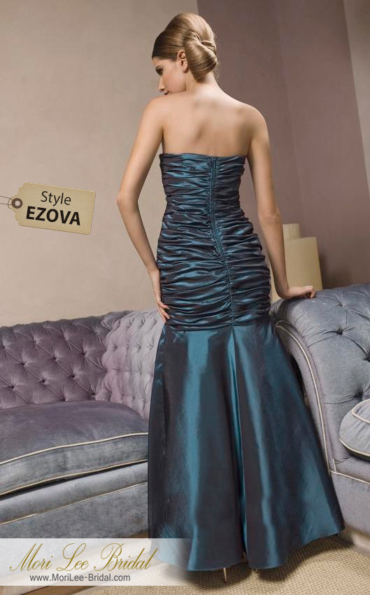 Romántico vestido con fruncido estilo sirena, con bolero de volantes sobre este elegante vestido sirena. EZOVA*