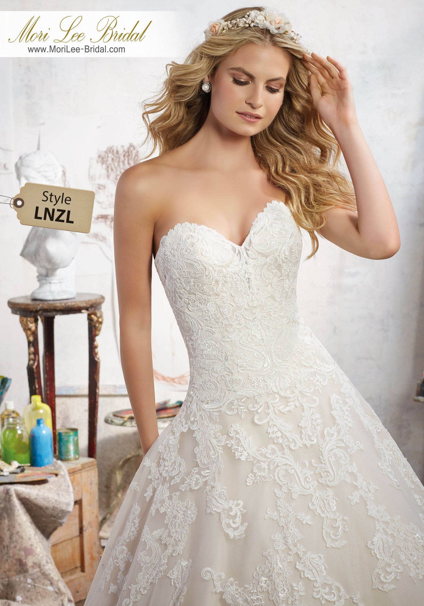 Los apliques de encaje Alençon acentúan este clásico vestido de novia. Escote corazón, sin tirantes y una falda de tul con un amplio dobladillo festoneado. LNZL*
