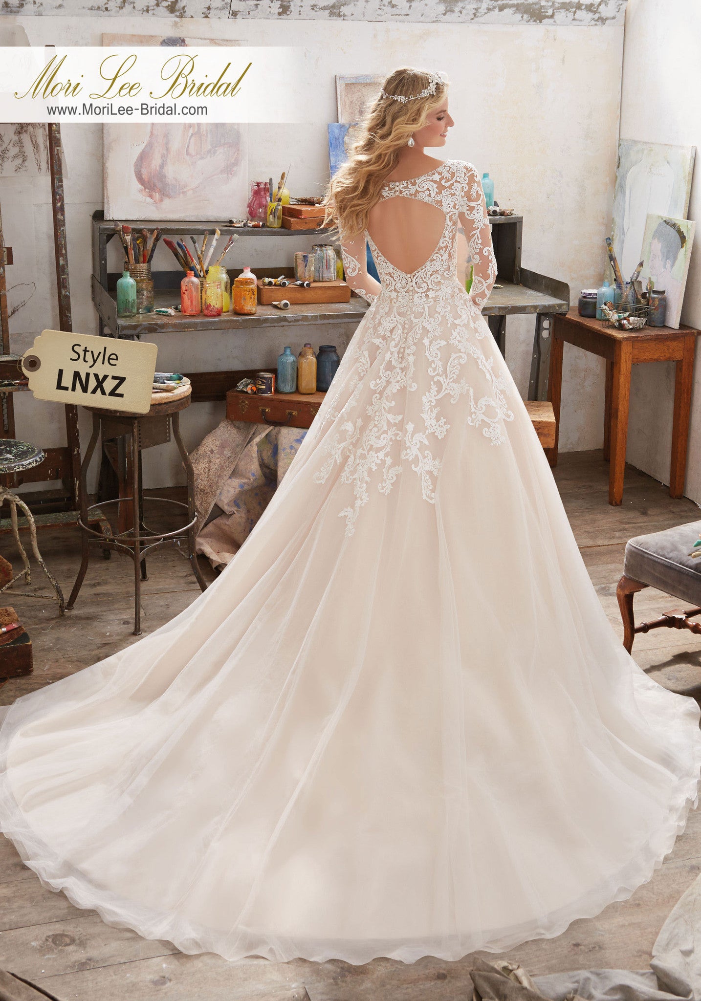 Vestido de novia de manga larga con delicados abalorios de cristal en el corpiño y apliques bordados en tul. Escote en V y espalda abierta. LNXZ*