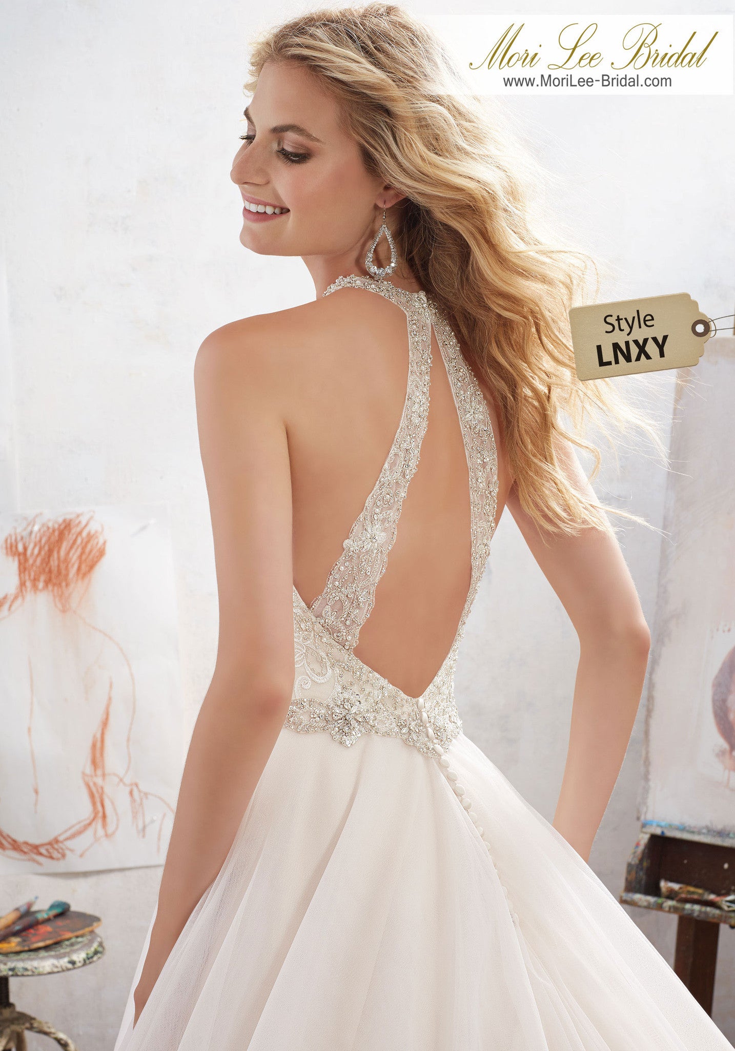 Este romántico vestido de novia con escote en pico presenta un corpiño bordado con aplicaciones con cuentas de cristal y una falda de tul. LNXY*