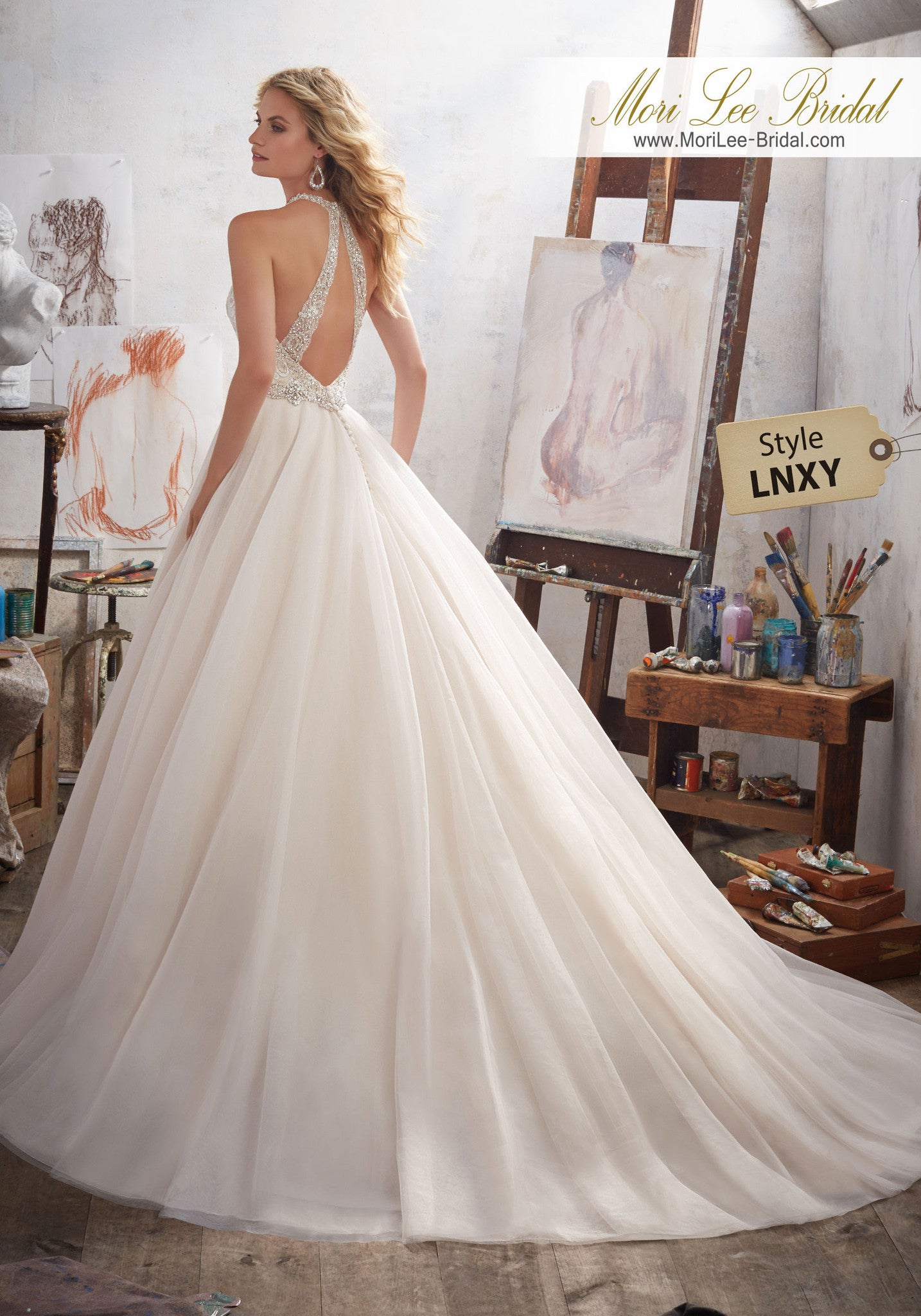 Este romántico vestido de novia con escote en pico presenta un corpiño bordado con aplicaciones con cuentas de cristal y una falda de tul. LNXY*