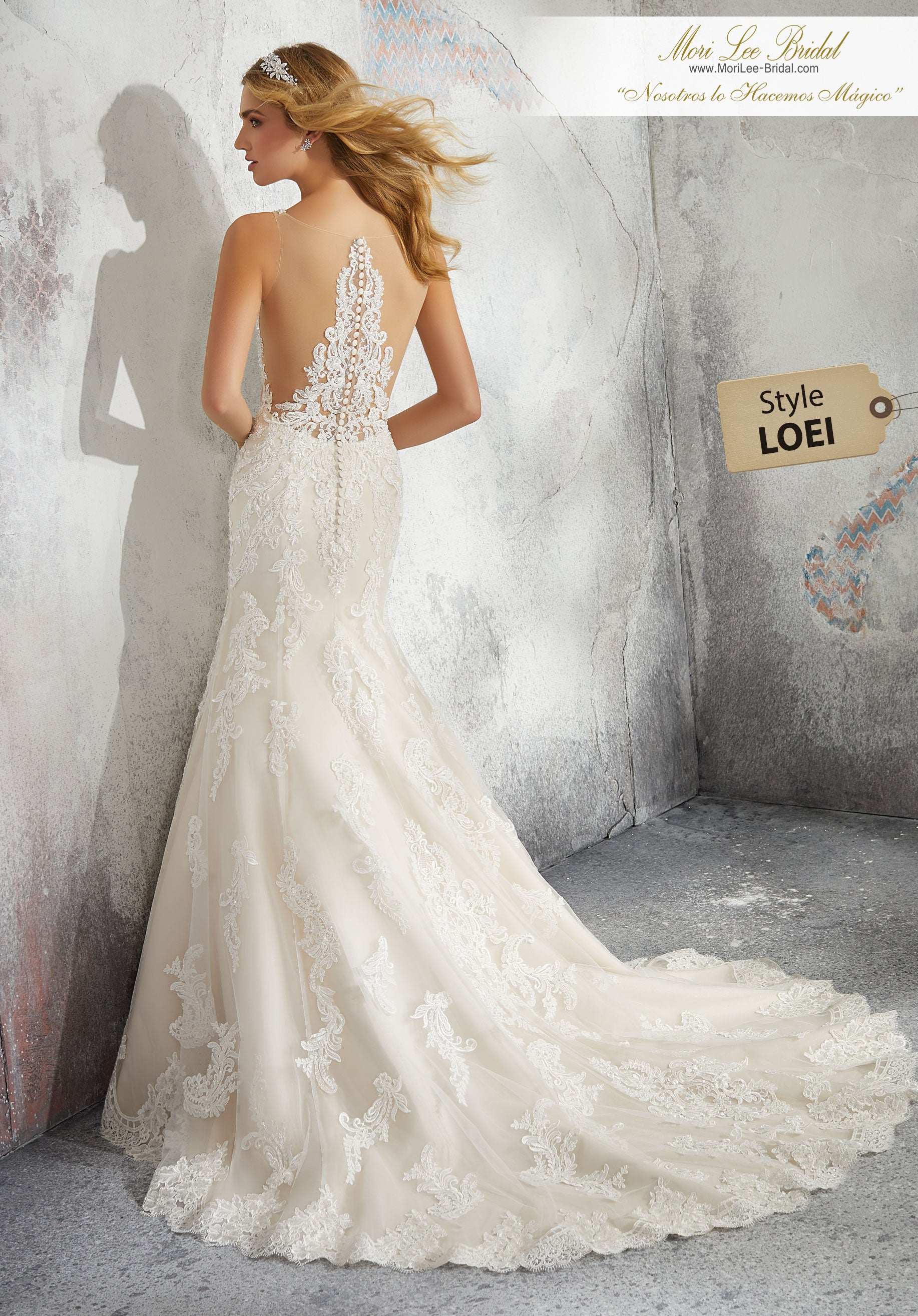 Vestido de novia con vuelo y corte clásico con aplicaciones de encaje de Alençon con pedrería en la red y una impresionante espalda ilusión. LOEI*